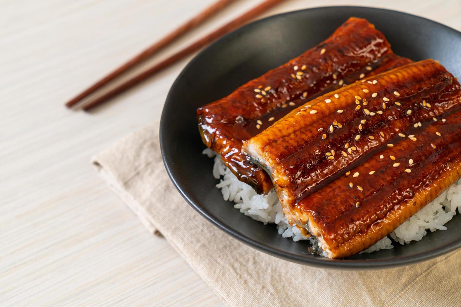 anguila japonesa a la plancha con cuenco de arroz o unagi don foto