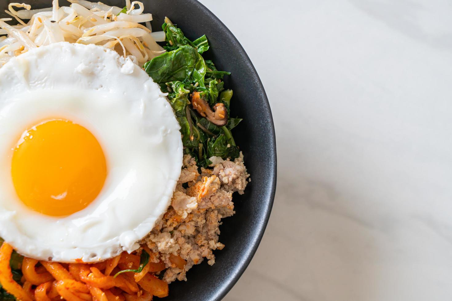 ensalada picante coreana con arroz - comida tradicional coreana, bibimbap foto