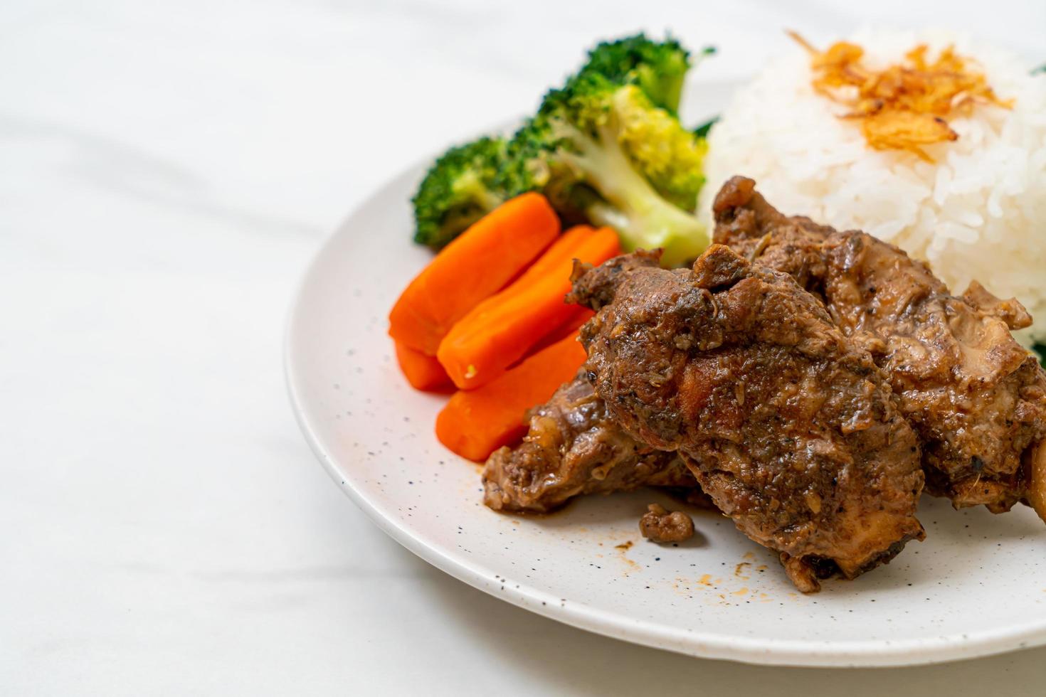 costillas de cerdo al horno con salsa foto