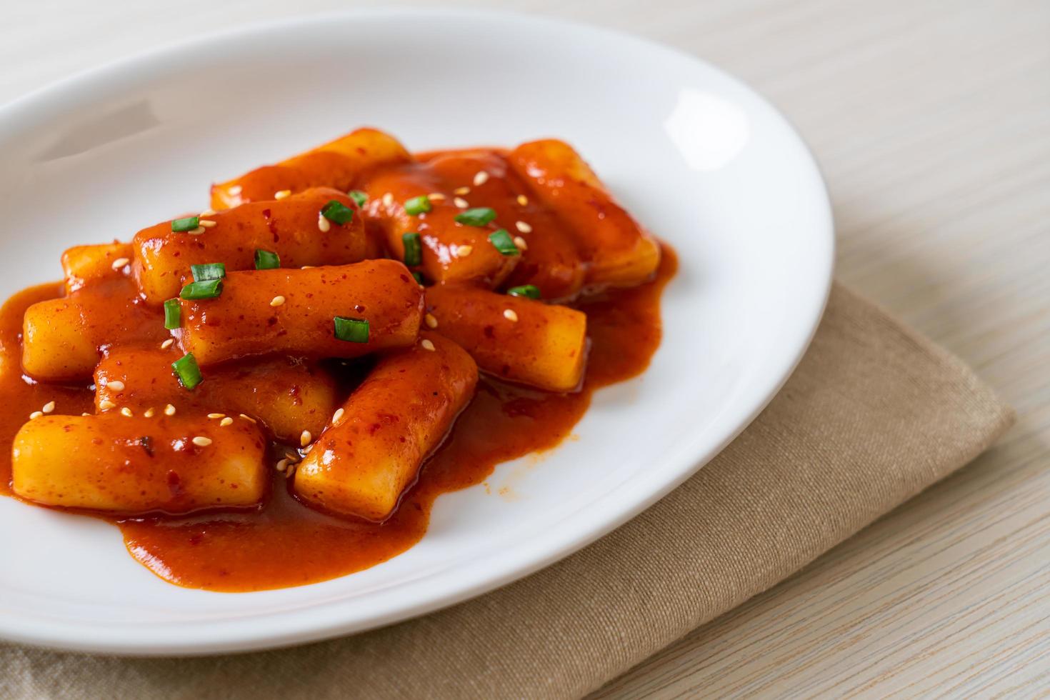 palito de pastel de arroz coreano en salsa picante - tteokbokki foto