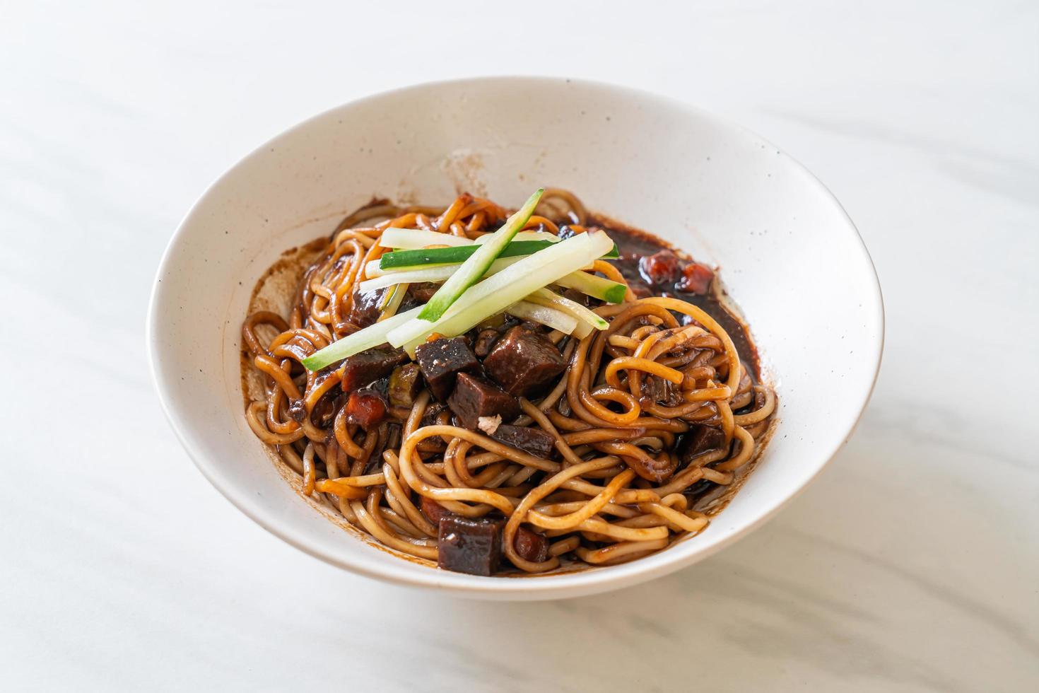 jajangmyeon o jjajangmyeon son fideos coreanos con salsa negra foto