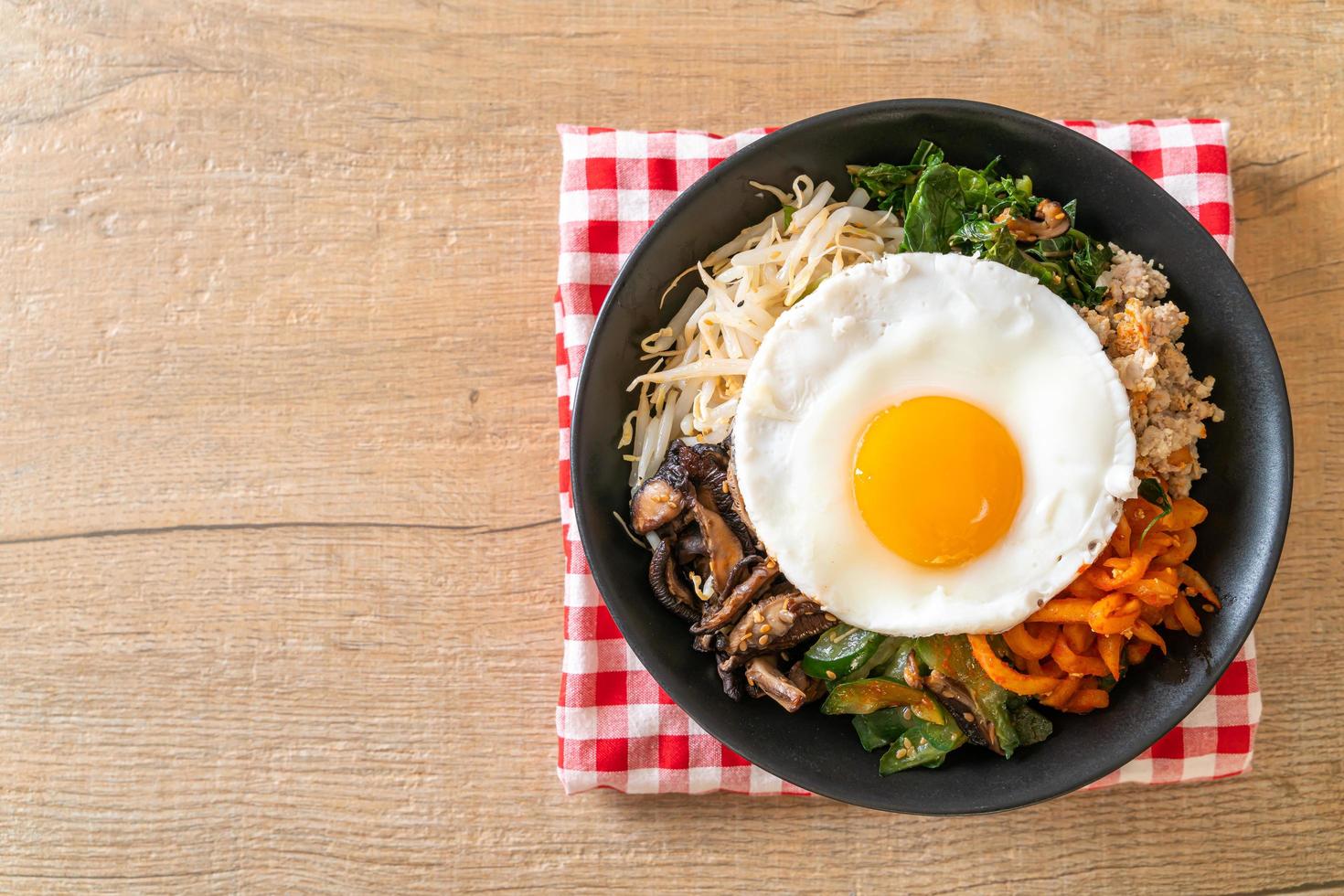 ensalada picante coreana con arroz - comida tradicional coreana, bibimbap foto