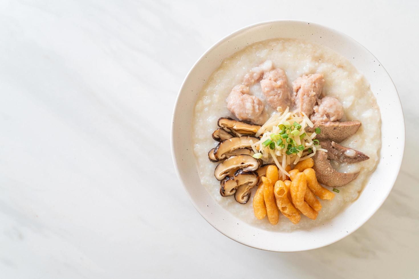 congee de cerdo o papilla con cerdo foto