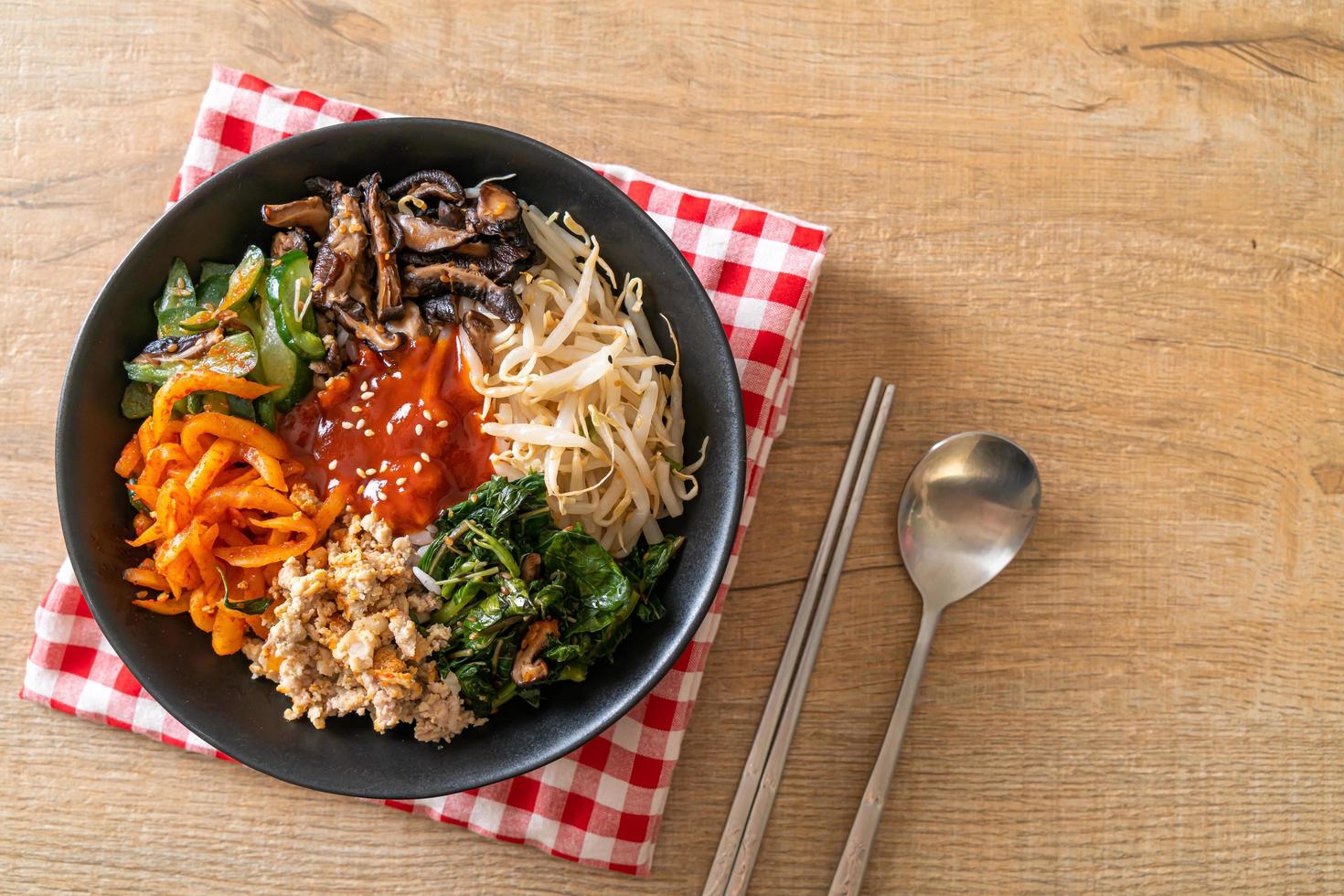 ensalada picante coreana con arroz - comida tradicional coreana, bibimbap foto