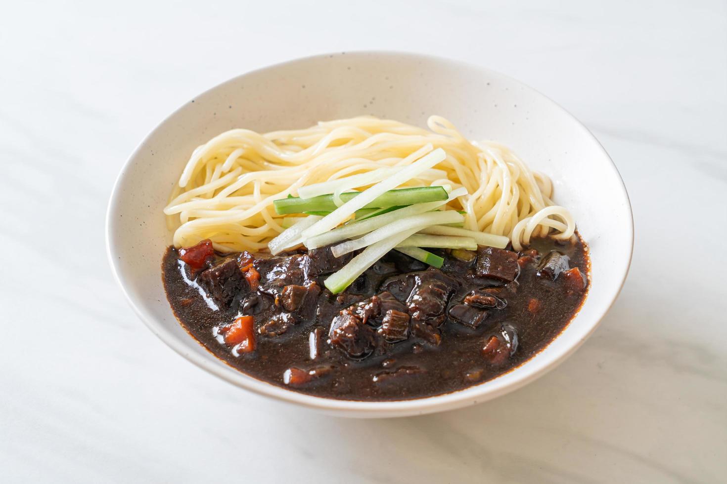 jajangmyeon o jjajangmyeon son fideos coreanos con salsa negra foto