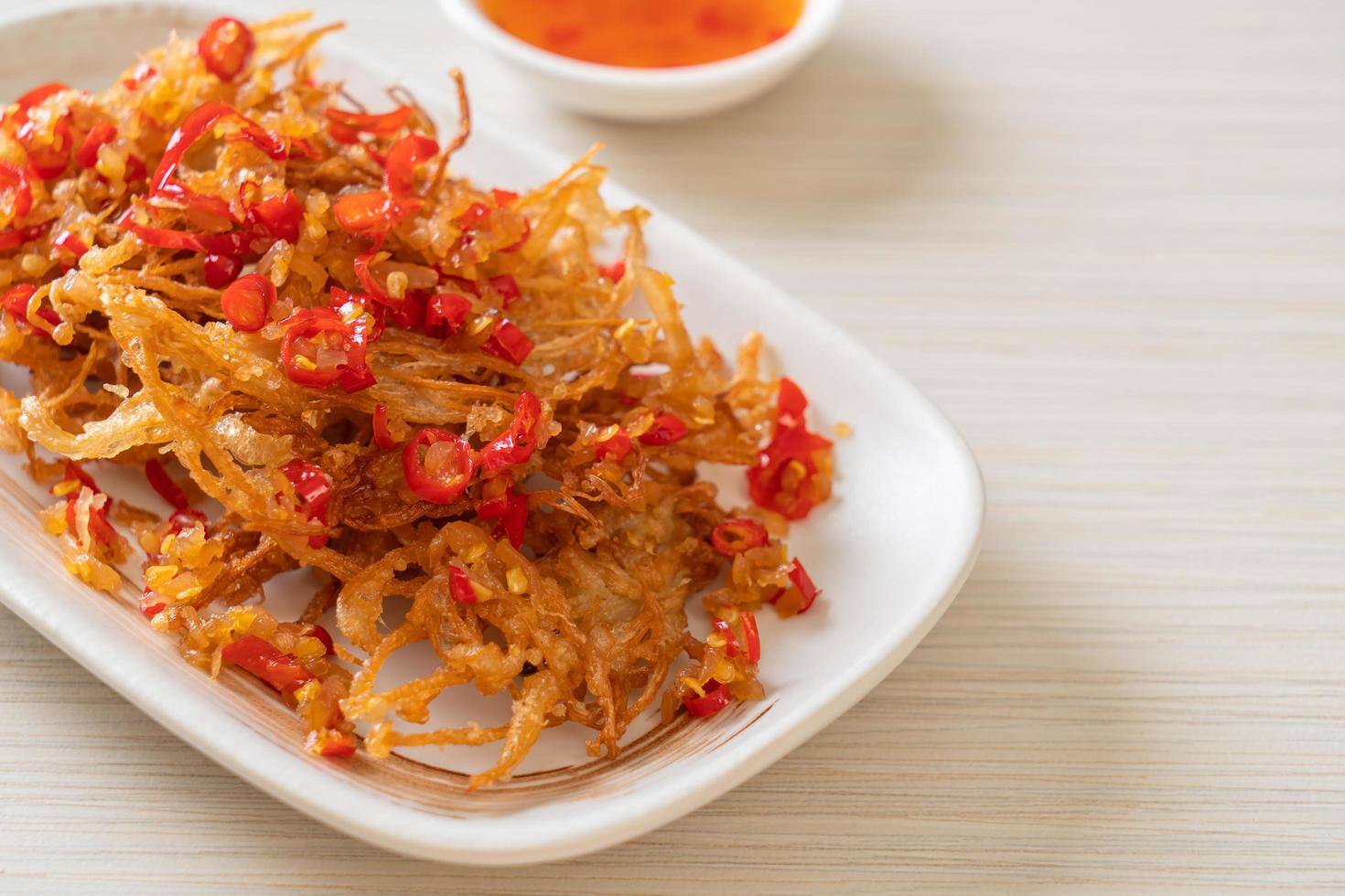 Seta enoki frita o seta de aguja dorada con sal y guindilla foto