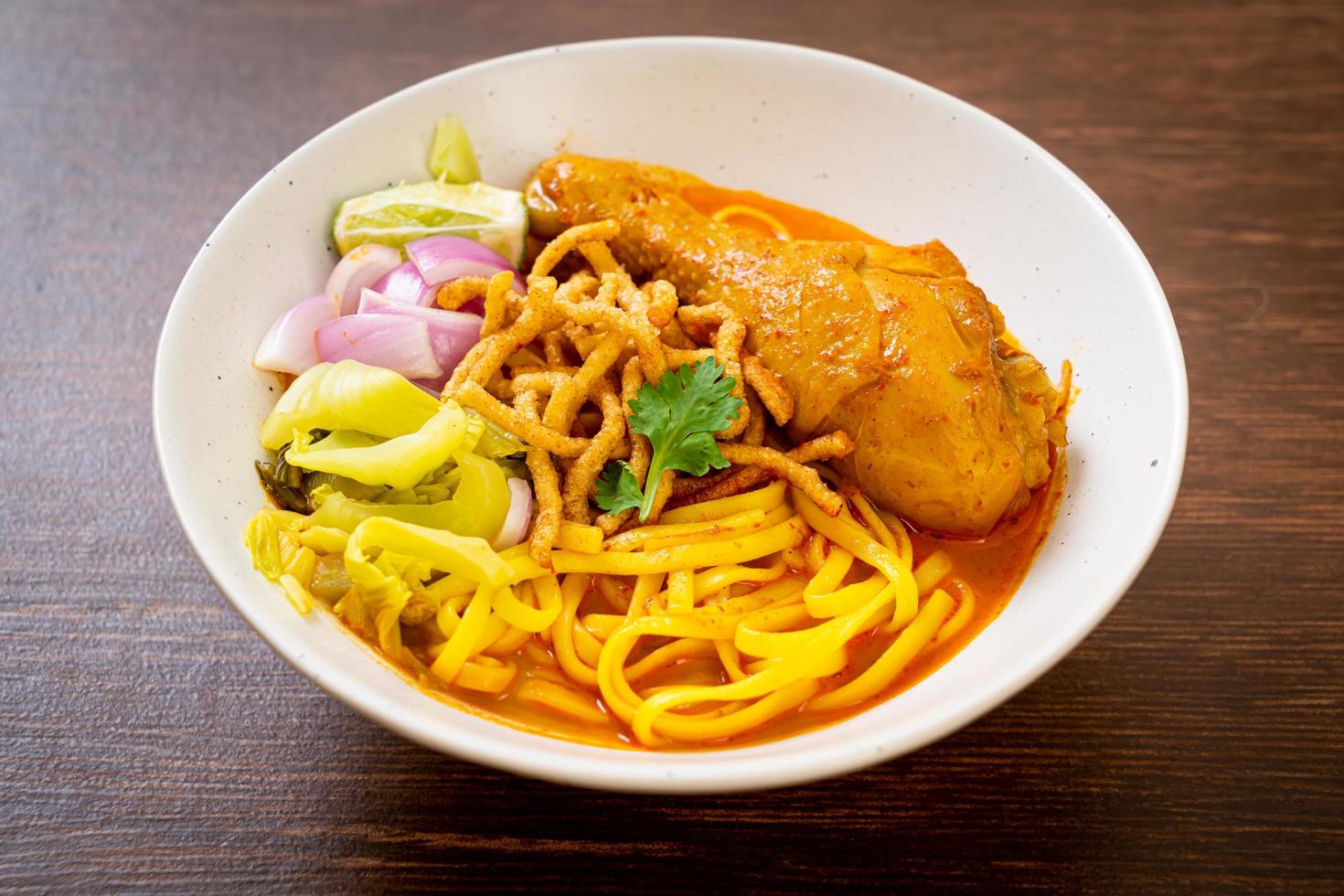 sopa de curry de fideos del norte de Tailandia con pollo foto