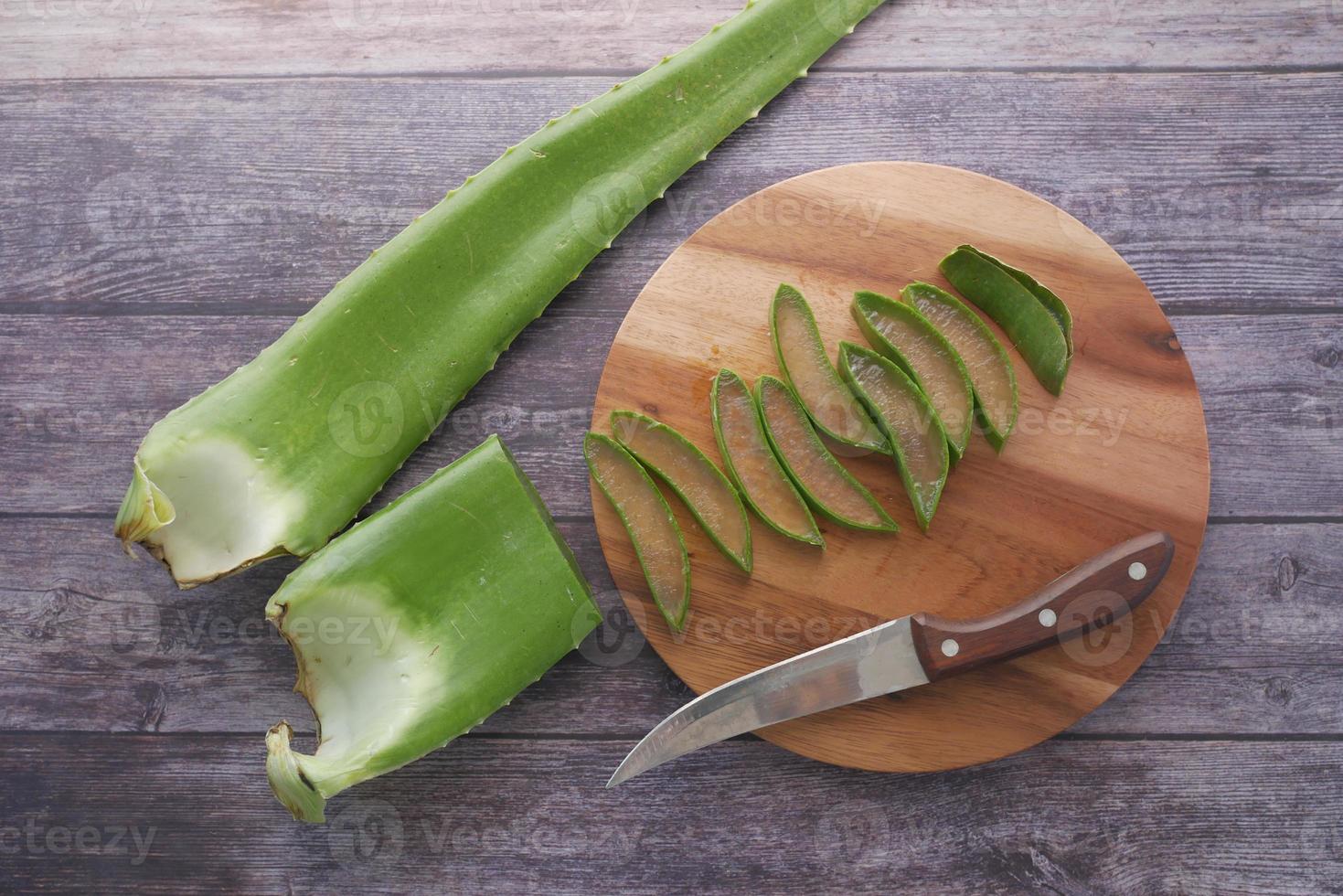 Primer plano de aloe vera fresco en rodajas sobre una tabla de cortar foto