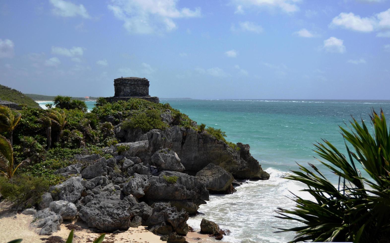 vista de la ciudad antigua en la playa foto