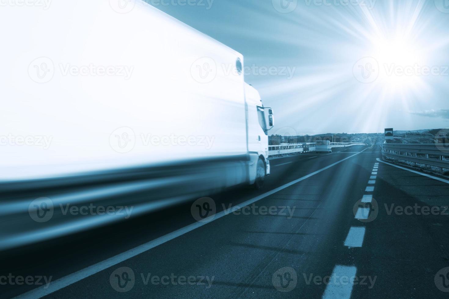 camión de transporte de automóviles en la carretera foto