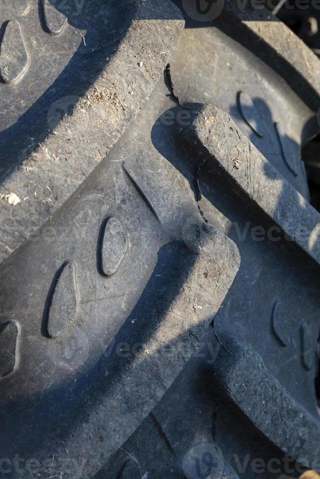 Detalle de un neumático de tractor de rueda trasera foto