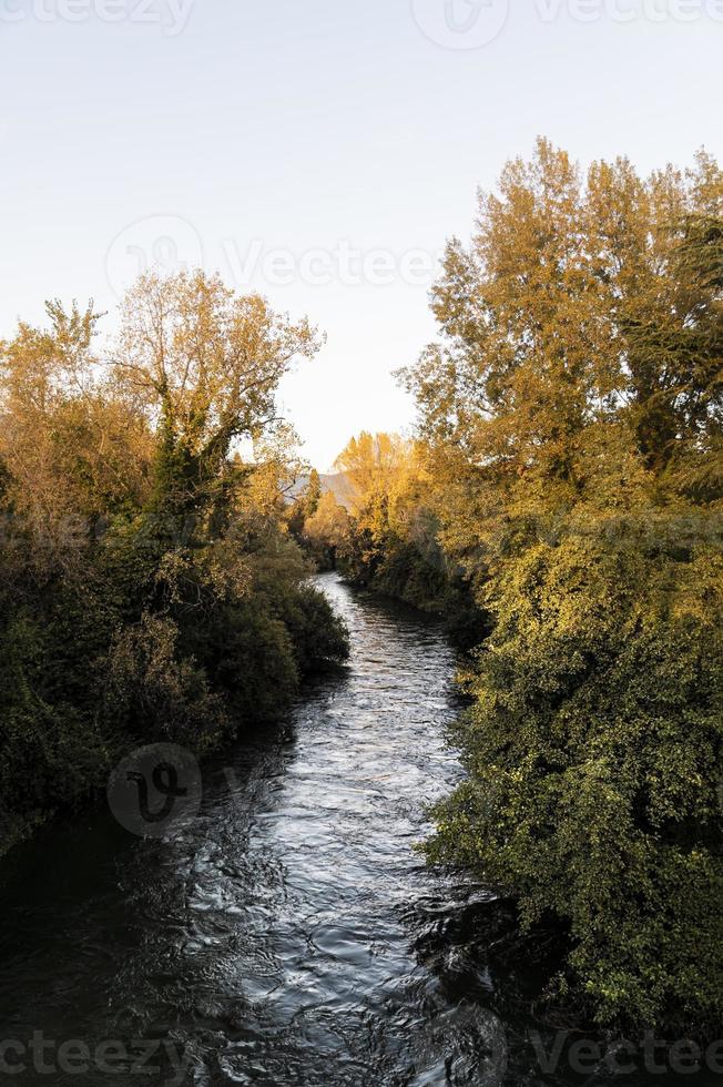 río negro de terni que pasa por la ciudad foto