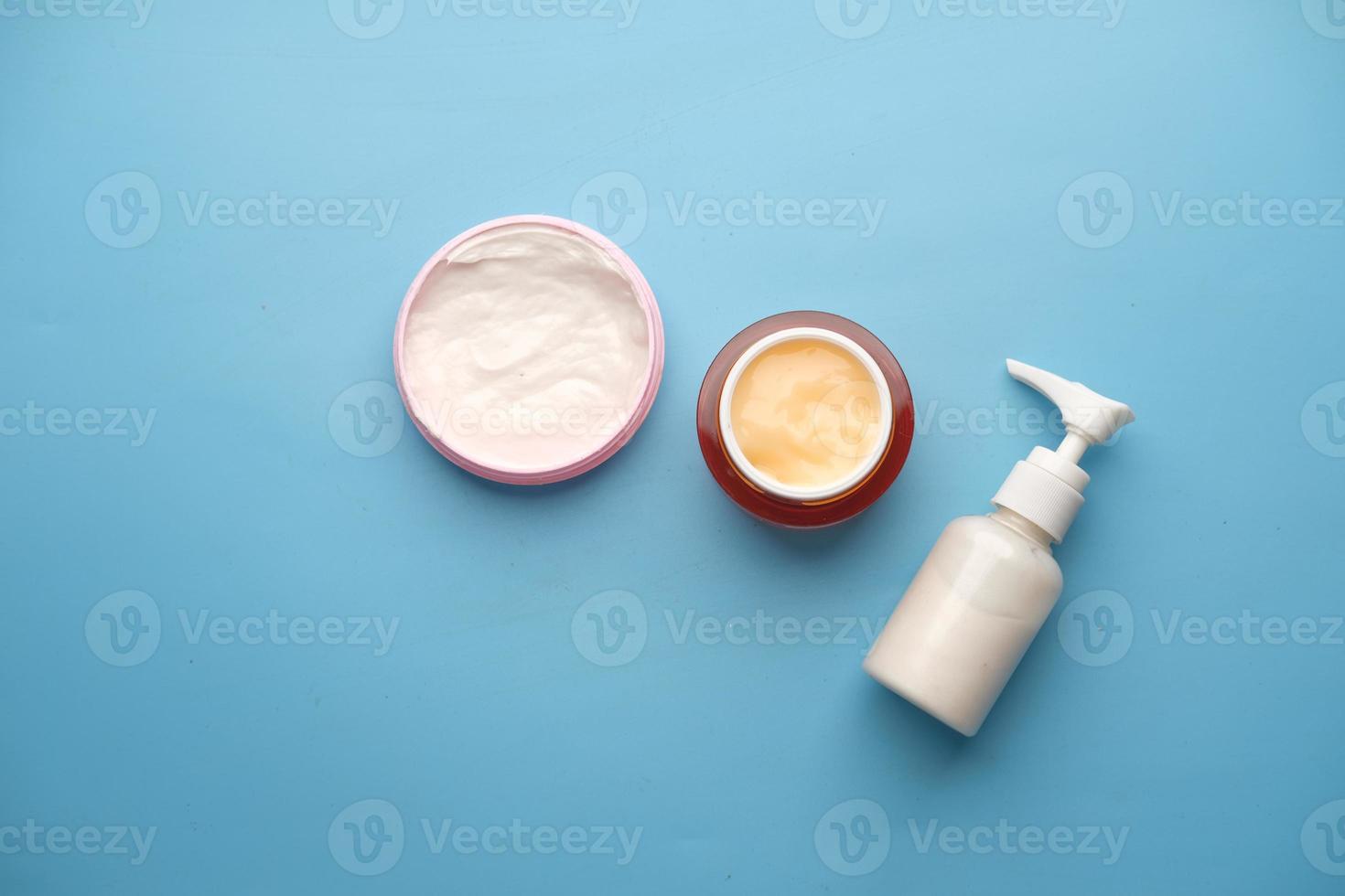 Cerca de crema facial en un recipiente foto