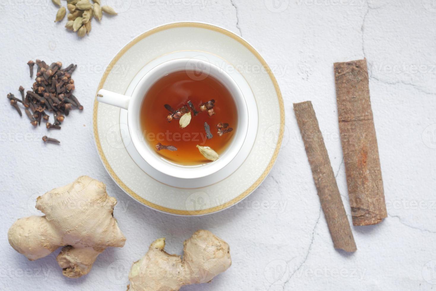 Vista superior del té de hierbas y el ingrediente en la mesa foto