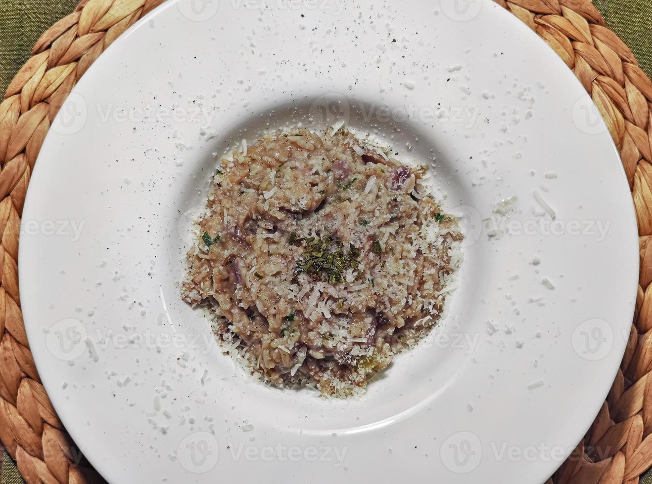 Arroz de cocina italiana con setas porcini foto