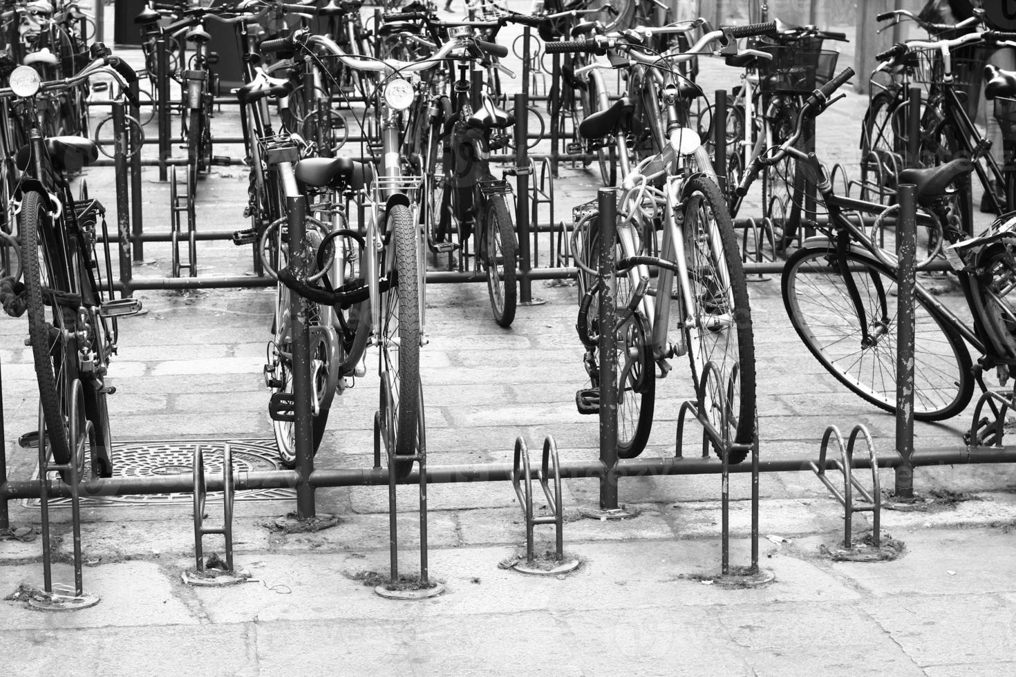 Bicicleta vintage estacionada en Bolonia foto