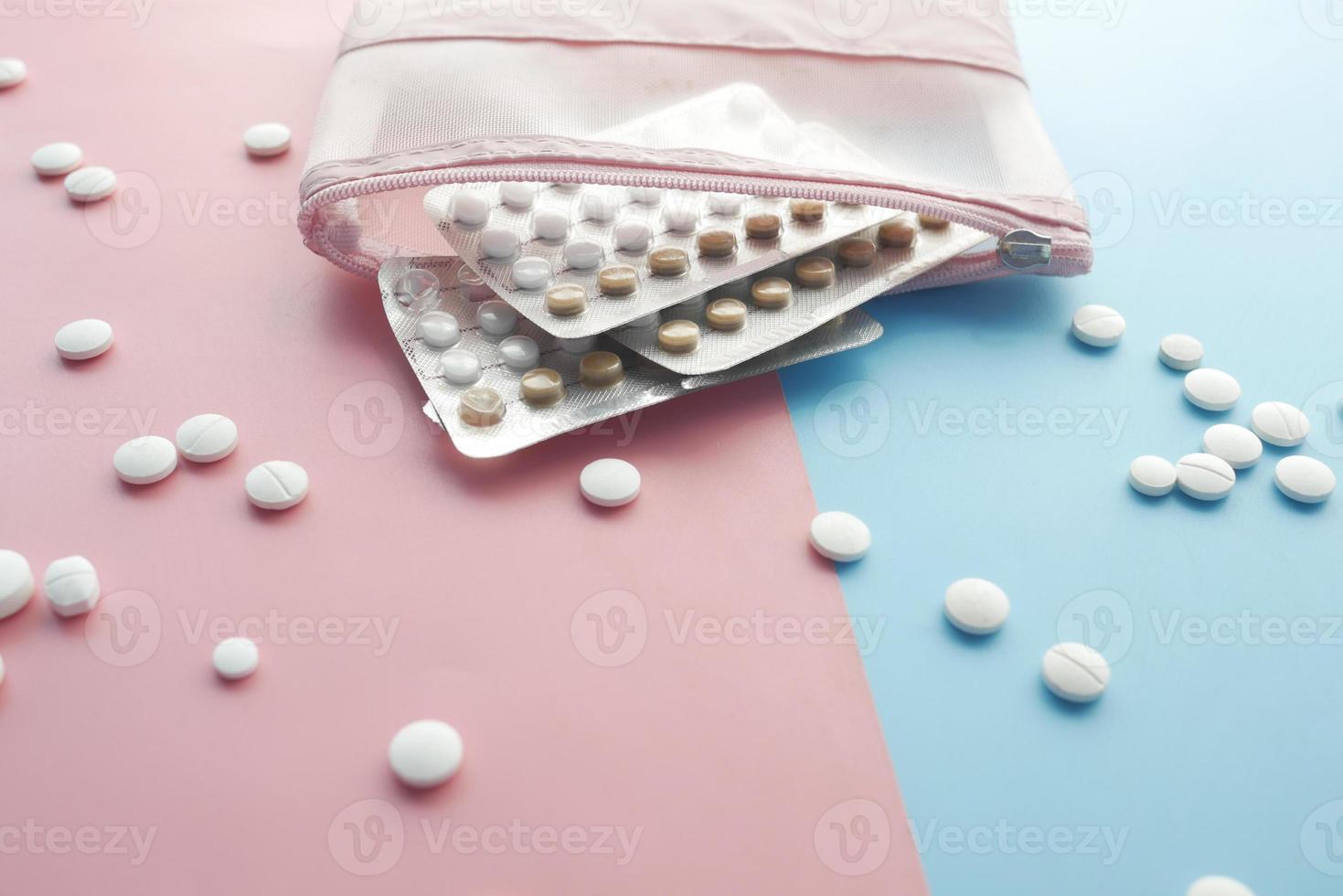 Pastillas anticonceptivas sobre fondo de color, cerrar foto