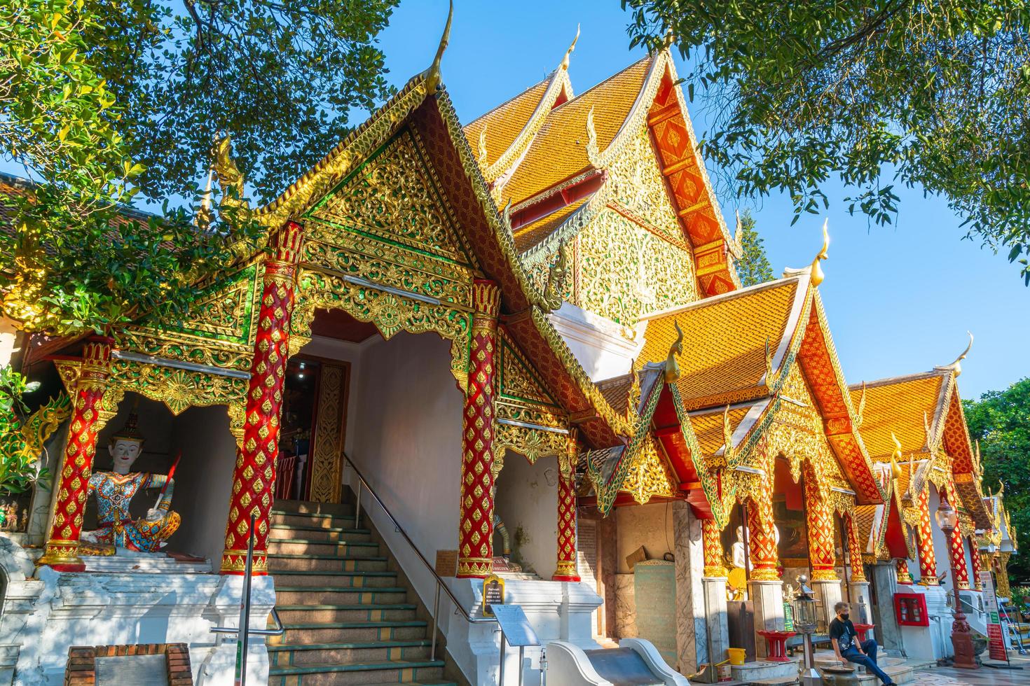 chiang mai, tailandia - 8 de diciembre de 2020 - monte dorado en el templo de wat phra that doi suthep. foto