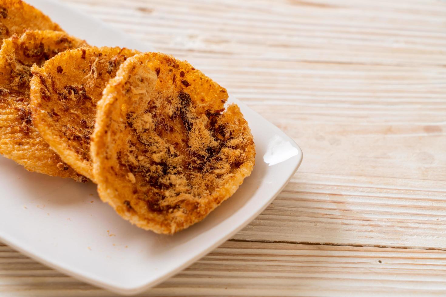 galleta de arroz de cerdo desmenuzada seca foto