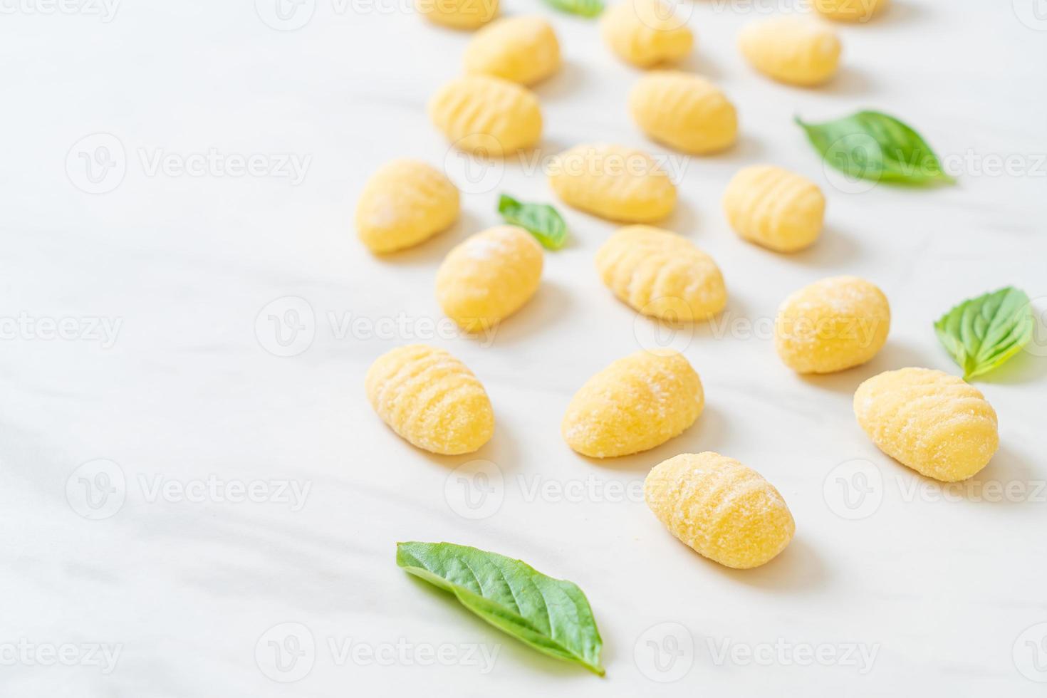 Pasta de ñoquis italianos tradicionales, sin cocer foto