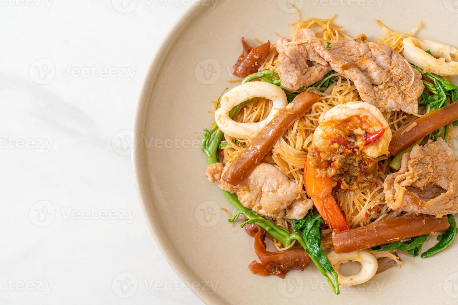 Fideos de arroz salteados y mimosa de agua con carne mixta foto