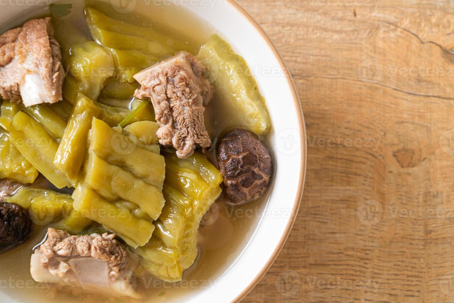 calabaza amarga con sopa de costilla de cerdo foto