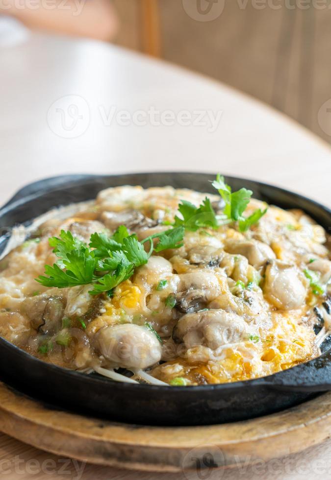 tortilla de ostras con brotes de soja foto