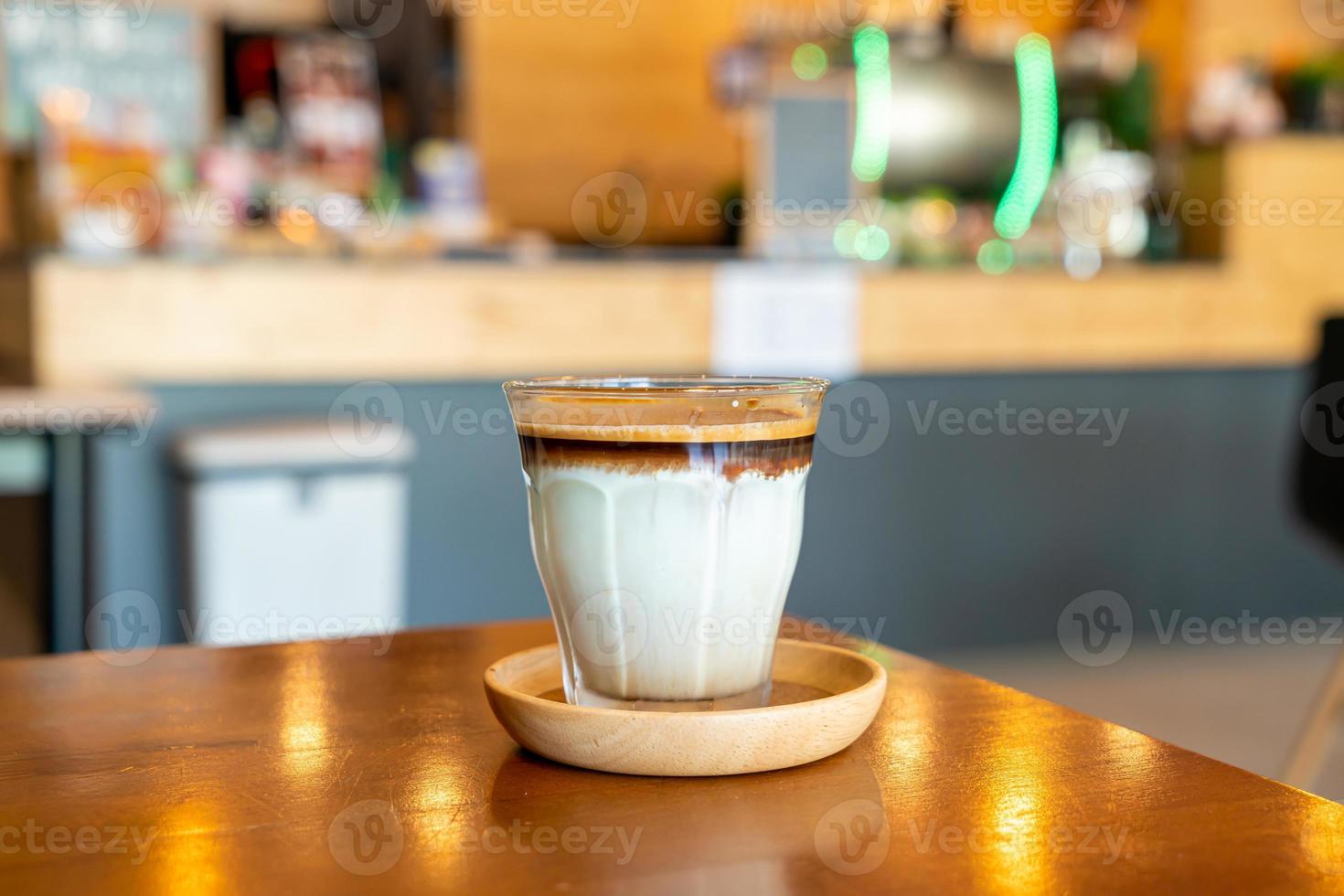 café sucio: un vaso de espresso mezclado con leche fresca fría foto