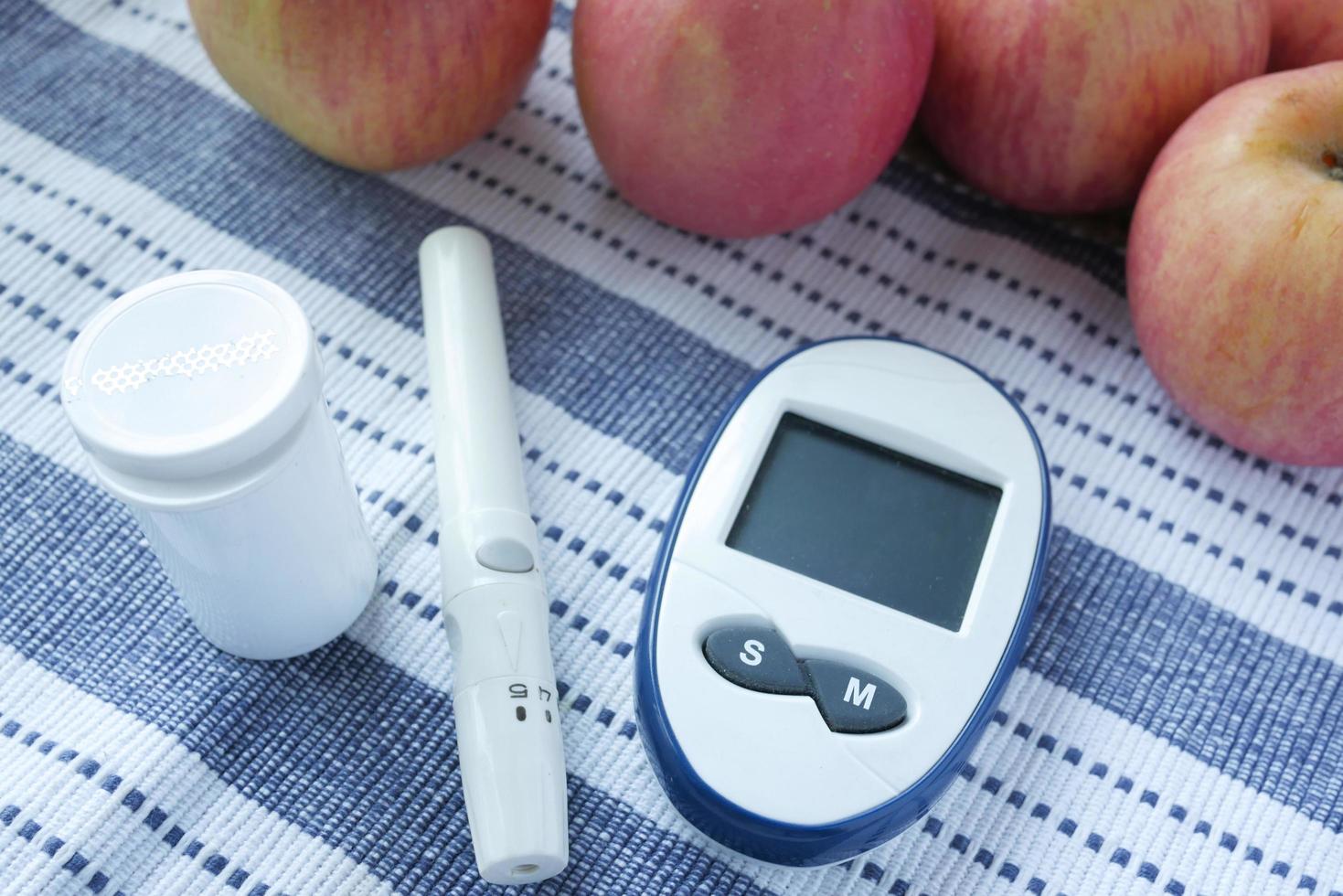 Herramientas de medición para diabéticos, manzana en la mesa foto