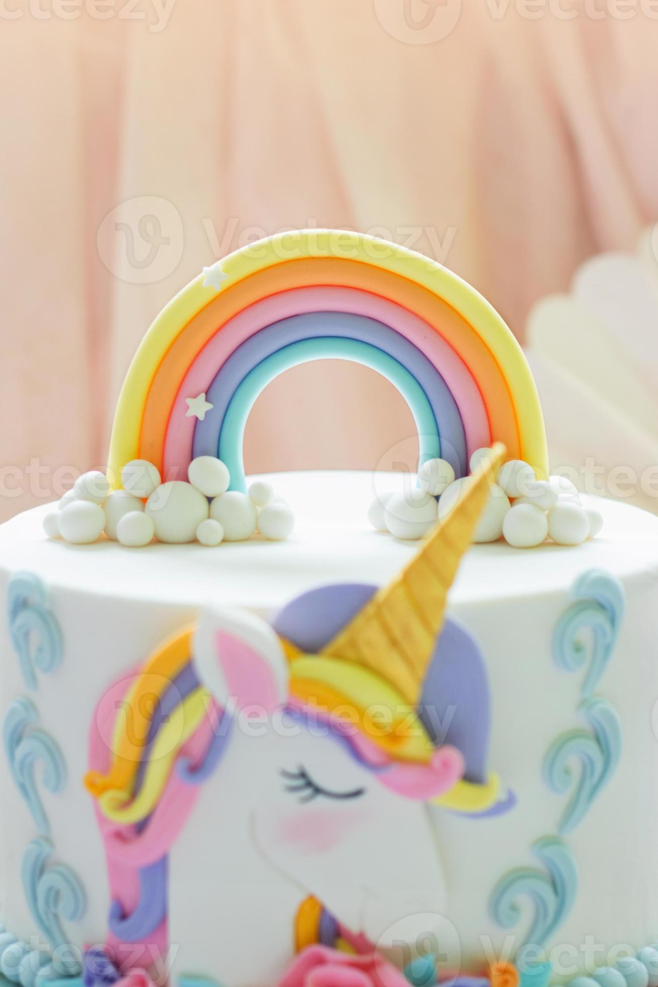 Detalle De Un Pastel De Cumpleanos De Unicornio Centrarse En La Decoracion Del Arco Iris Foto De Stock En Vecteezy