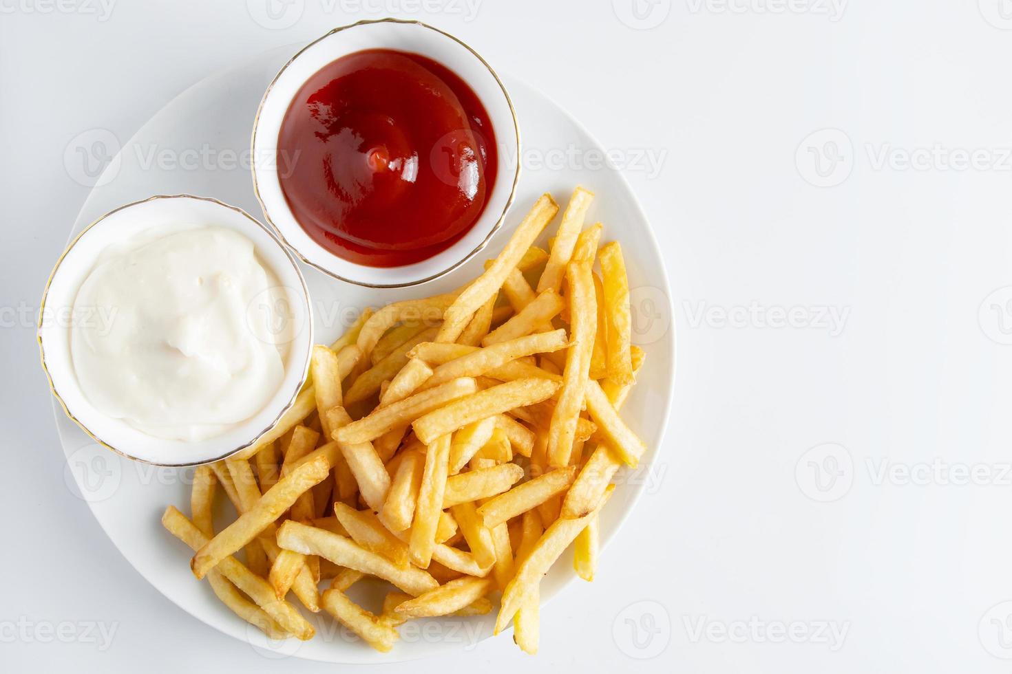 apetitosas papas fritas sobre fondo blanco. comida rápida caliente. lugar para el texto. foto