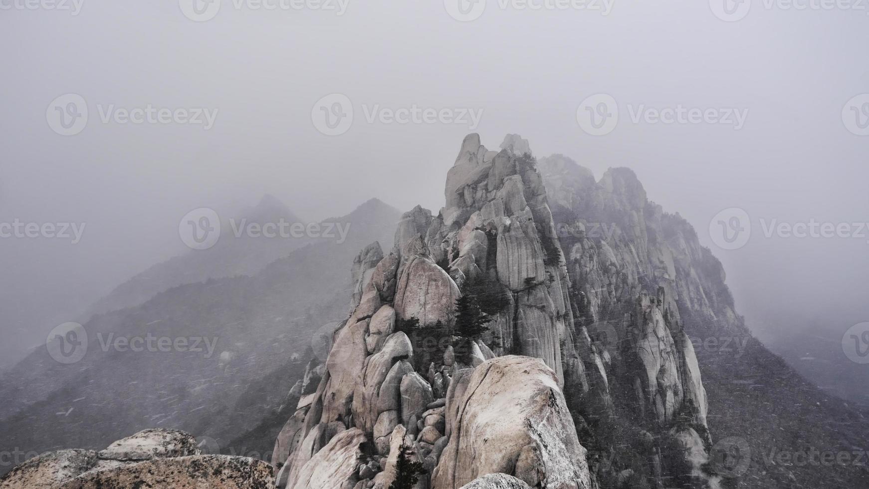 tormenta de nieve en las montañas seoraksan. la vista desde la cima. Corea del Sur foto