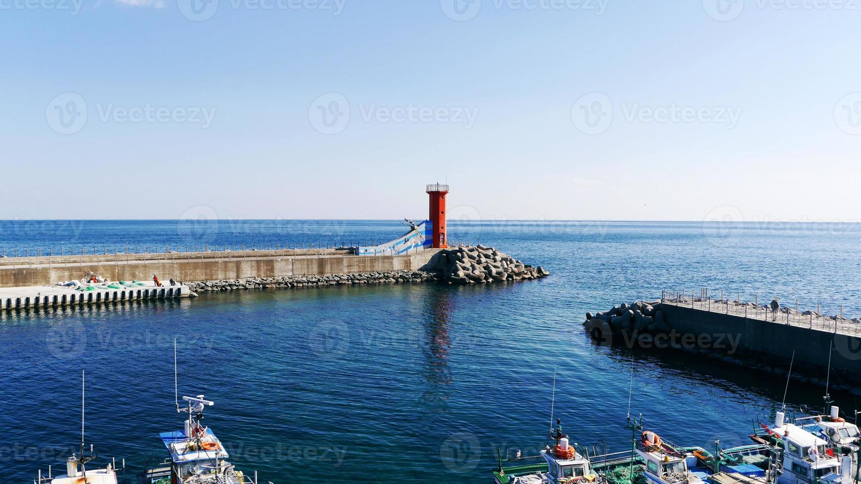 faro rojo en la ciudad de sokcho. Corea del Sur foto