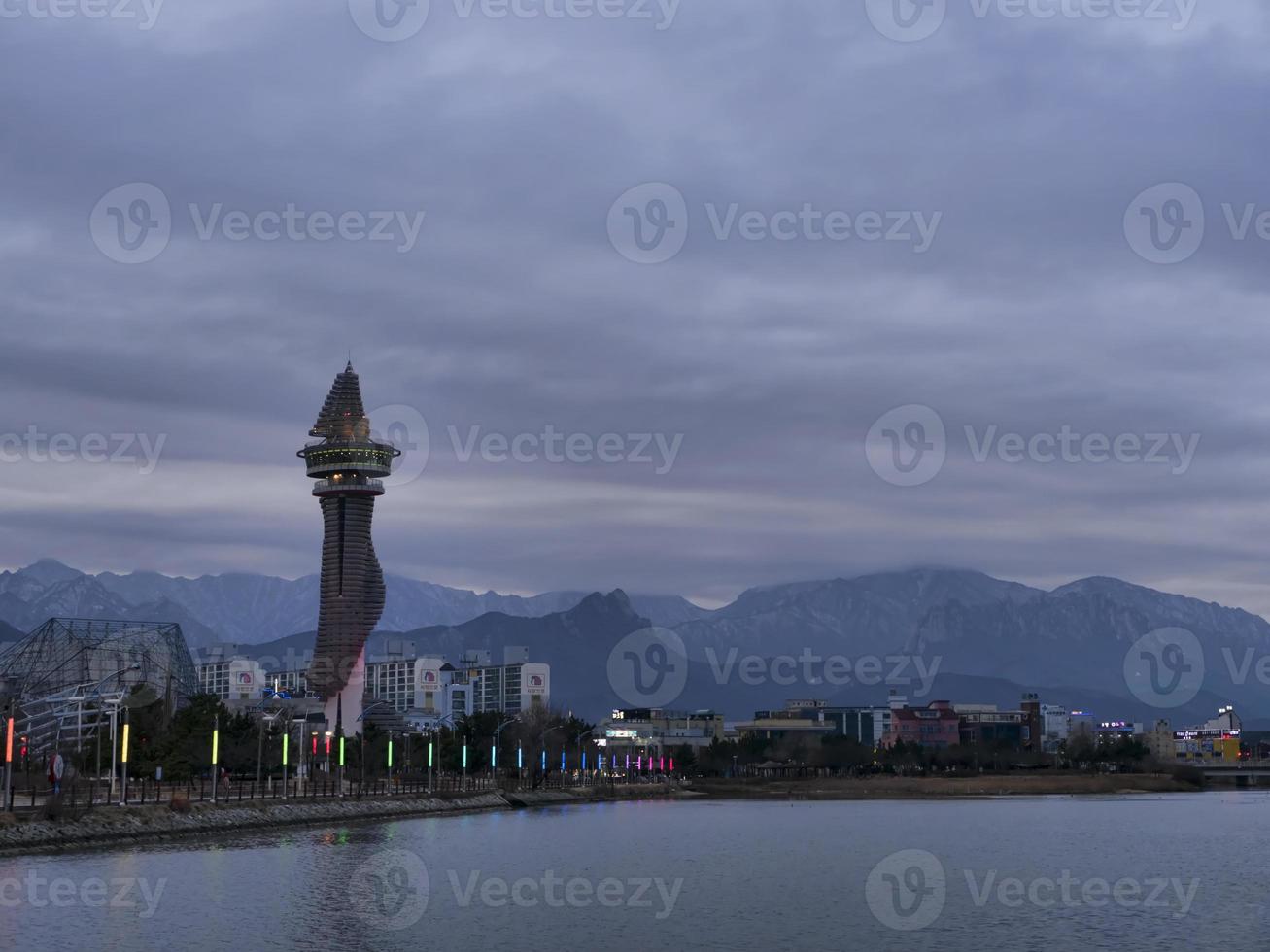 torre expo en la ciudad de sokcho. Corea del Sur foto