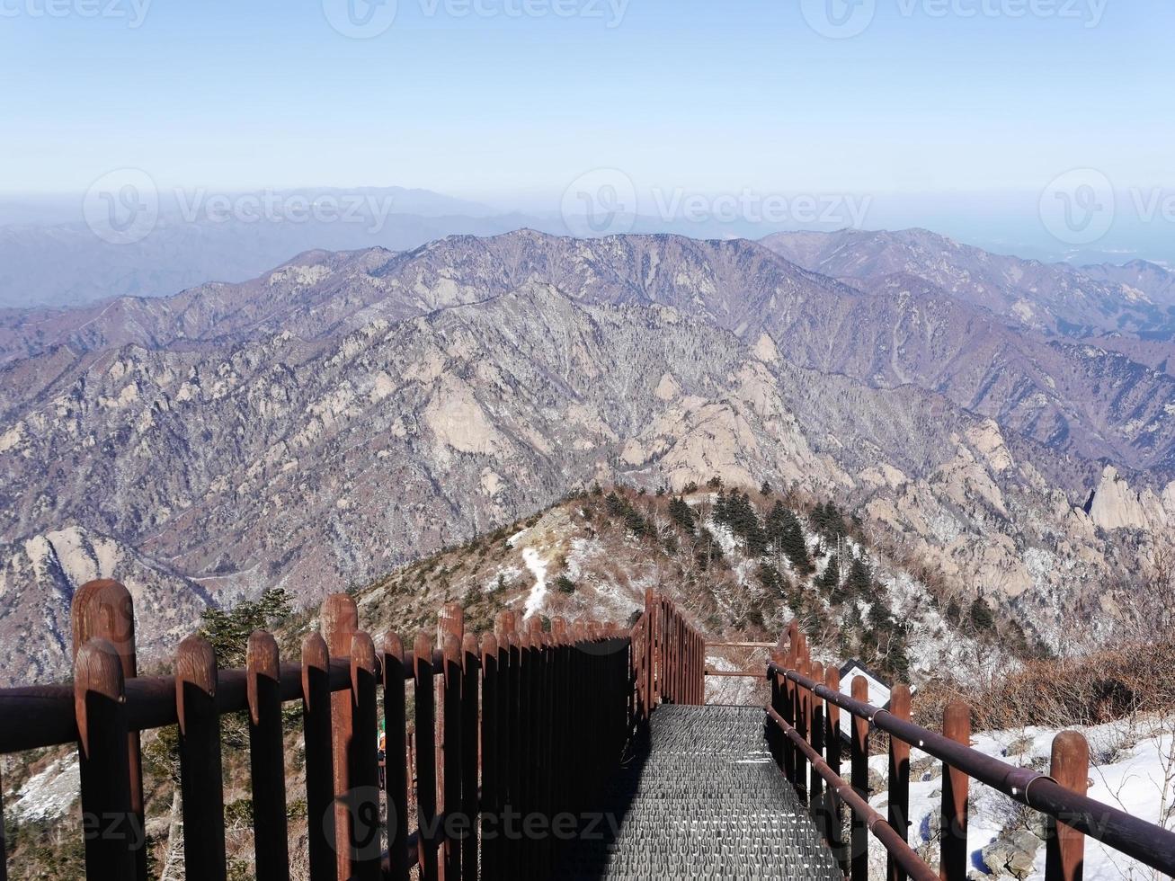 escaleras abajo y hermosas montañas del parque nacional de seoraksan. Corea del Sur foto