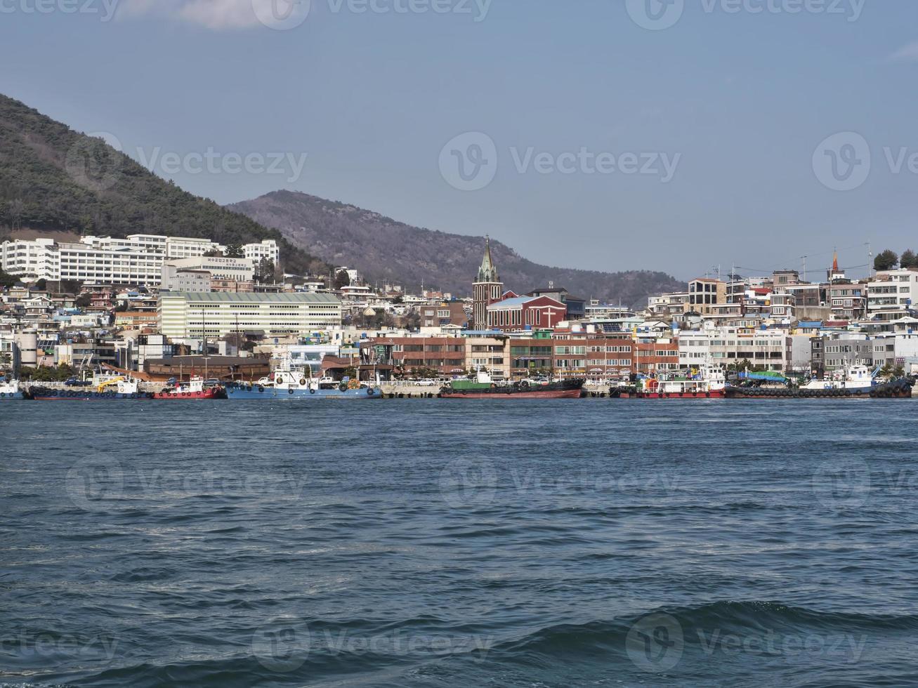 panorama desde el mar hasta la ciudad de yeosu foto