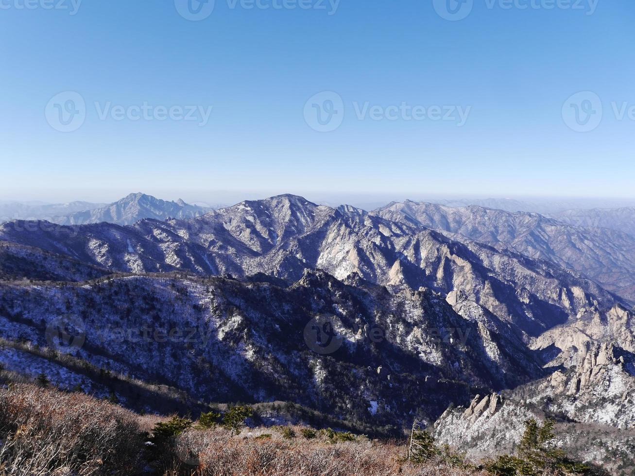 gran vista a las hermosas montañas seoraksan. Corea del Sur foto