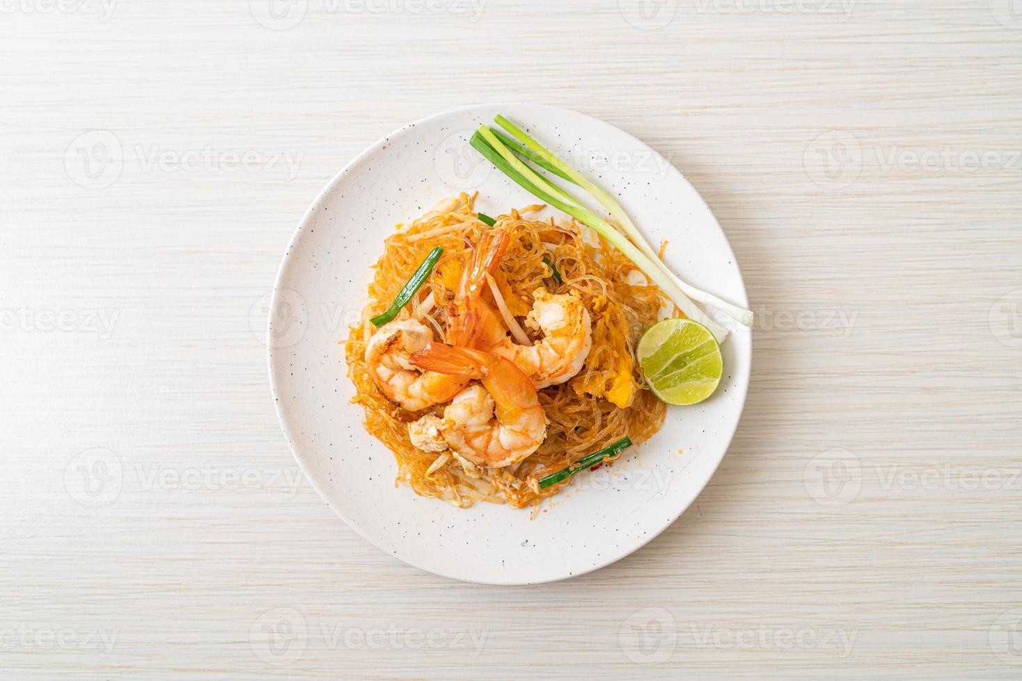 fideos pad thai o thai fideos salteados con gambas foto