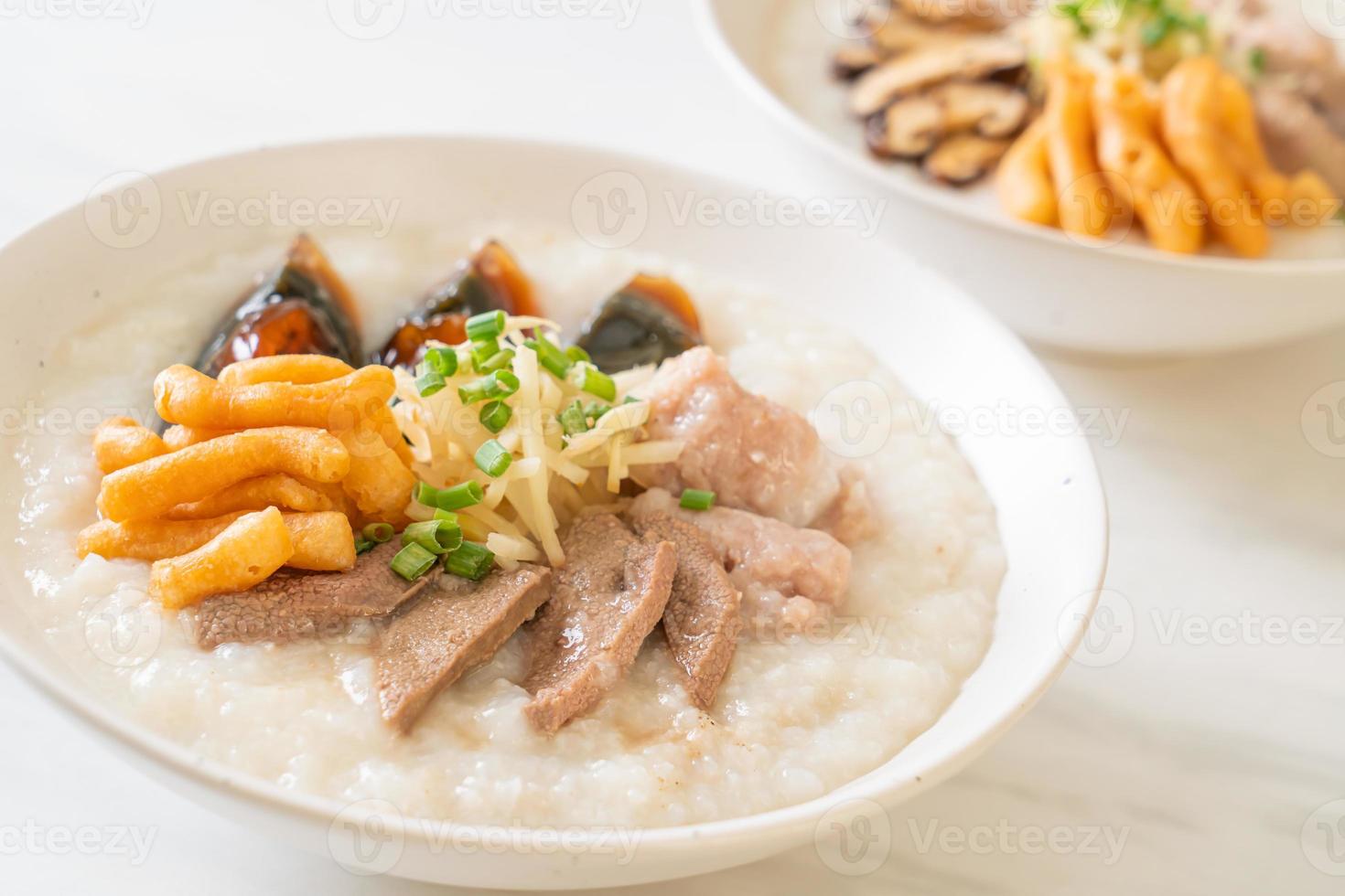 congee de cerdo o papilla con cerdo foto