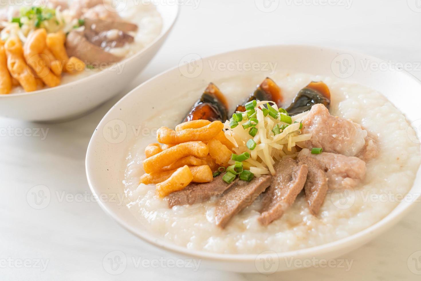 congee de cerdo o papilla con cerdo foto