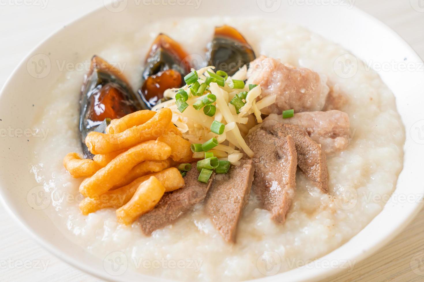 congee de cerdo o papilla con cerdo foto