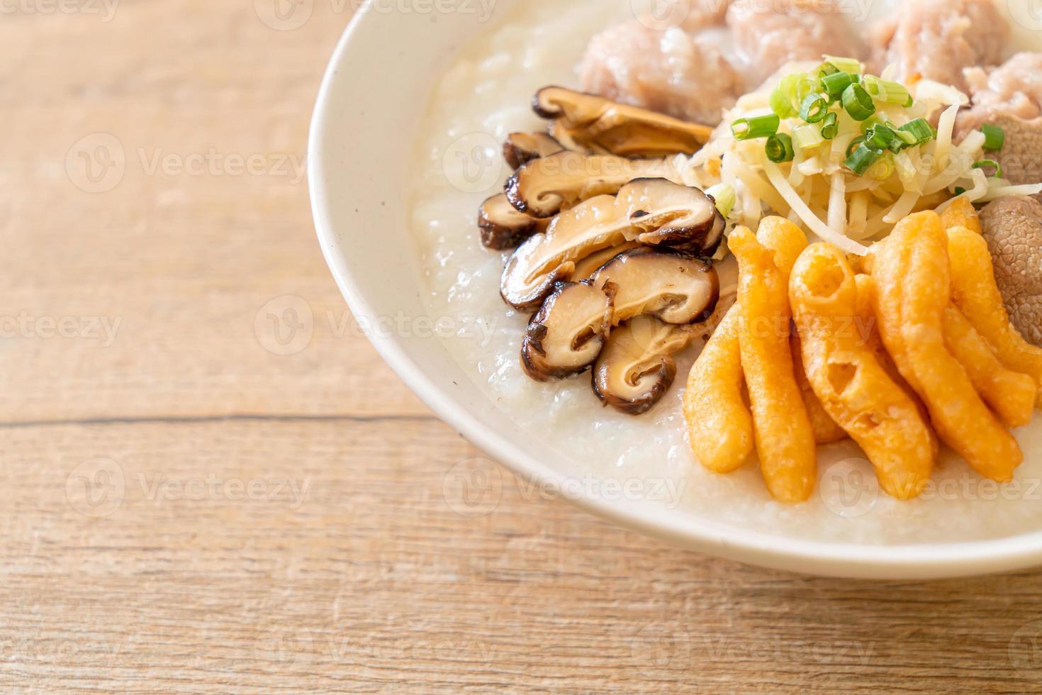 congee de cerdo o papilla con cerdo foto