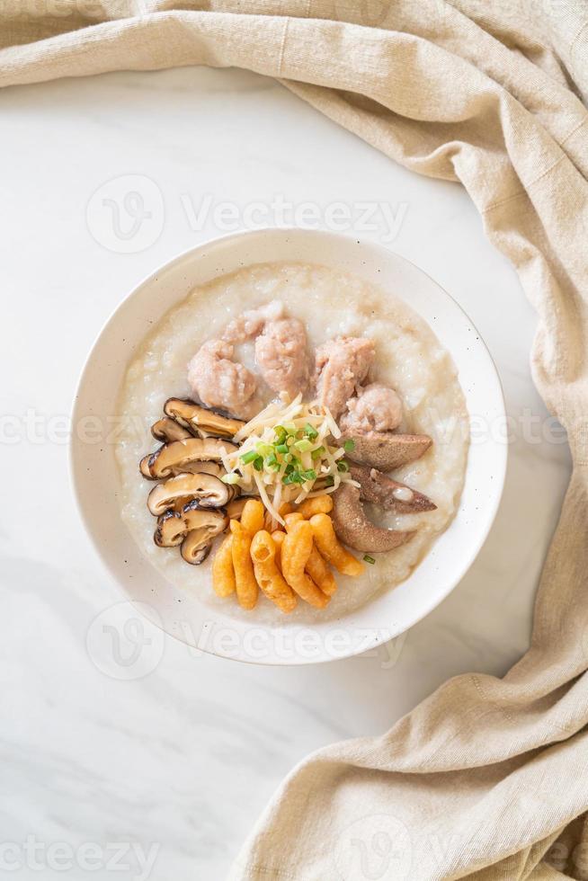 congee de cerdo o papilla con cerdo foto