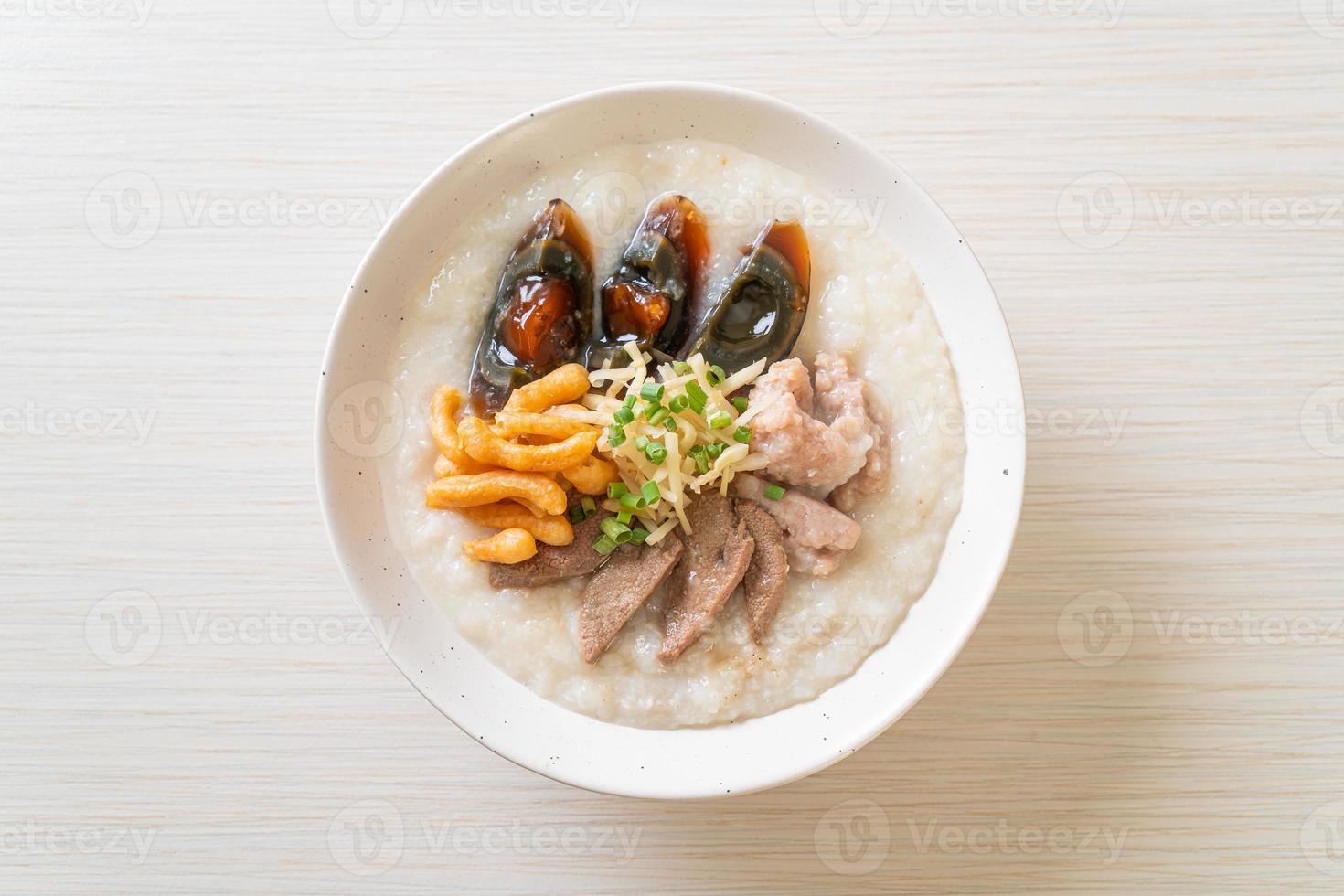 congee de cerdo o papilla con cerdo foto