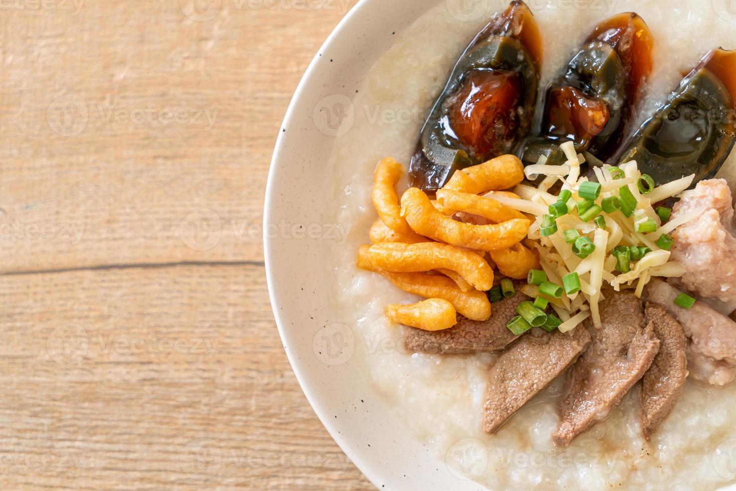 congee de cerdo o papilla con cerdo foto