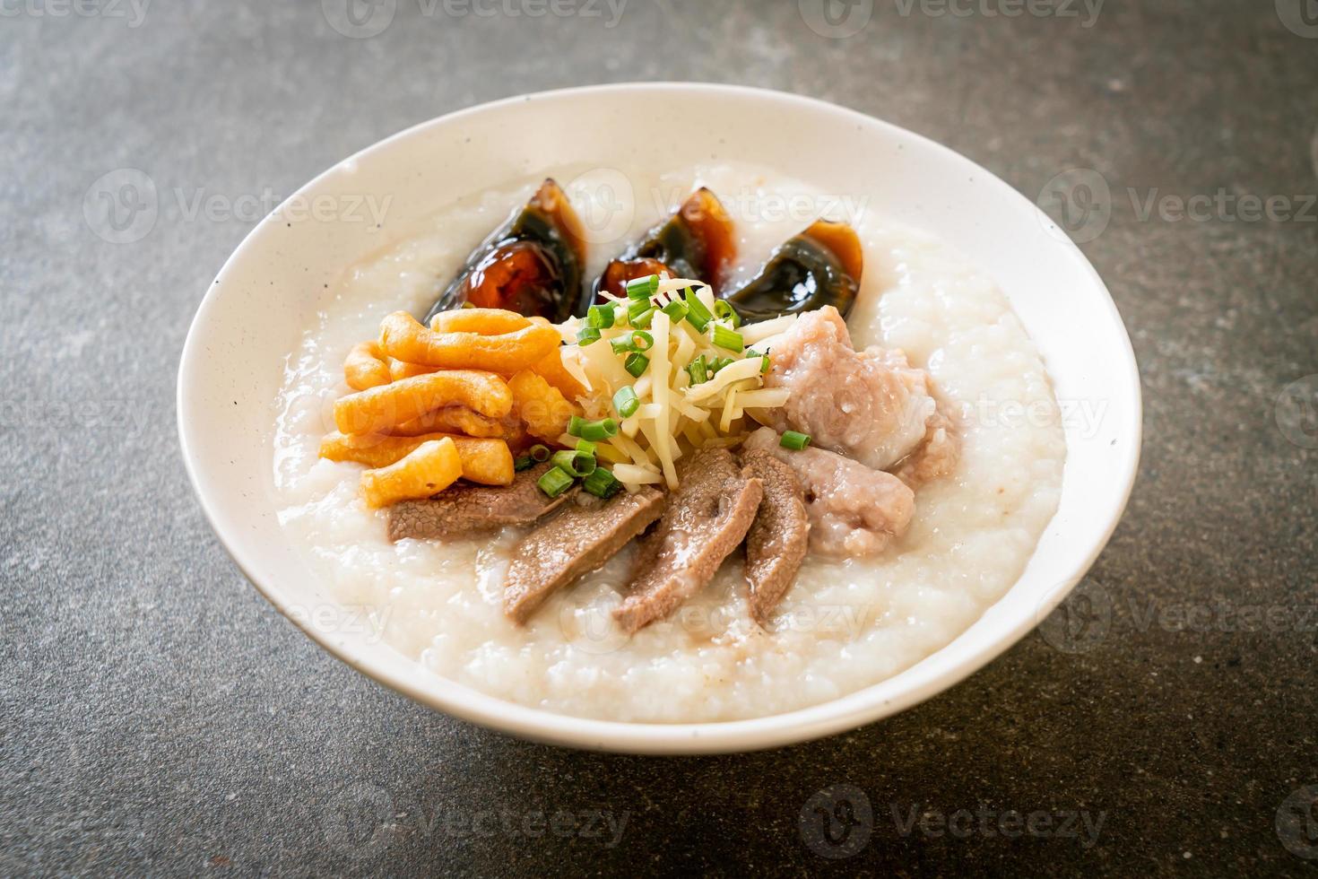 congee de cerdo o papilla con cerdo foto