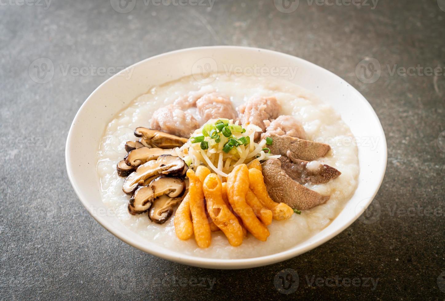 congee de cerdo o papilla con cerdo foto