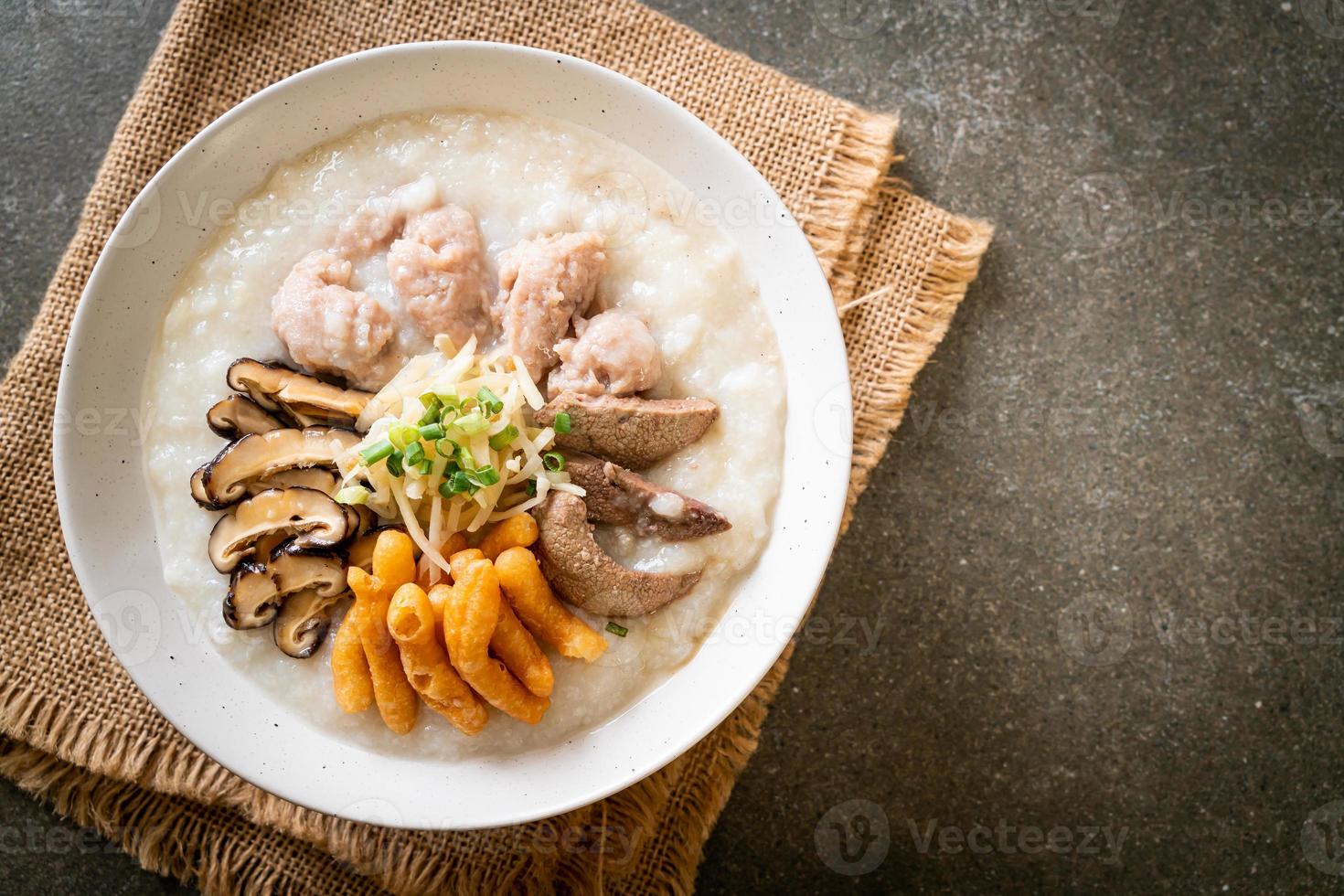 congee de cerdo o papilla con cerdo foto