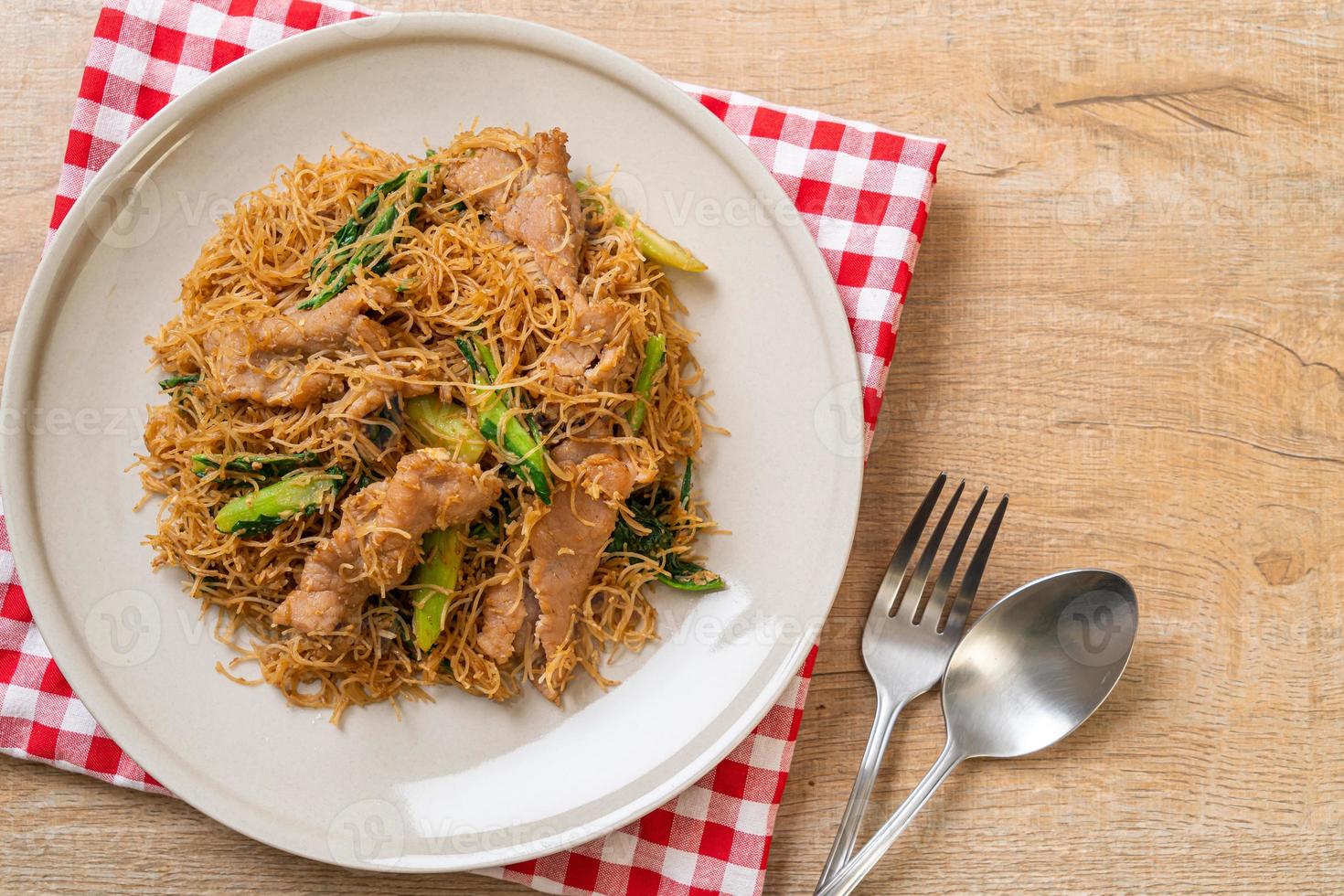 fideos de fideos de arroz salteados con salsa de soja negra y cerdo foto