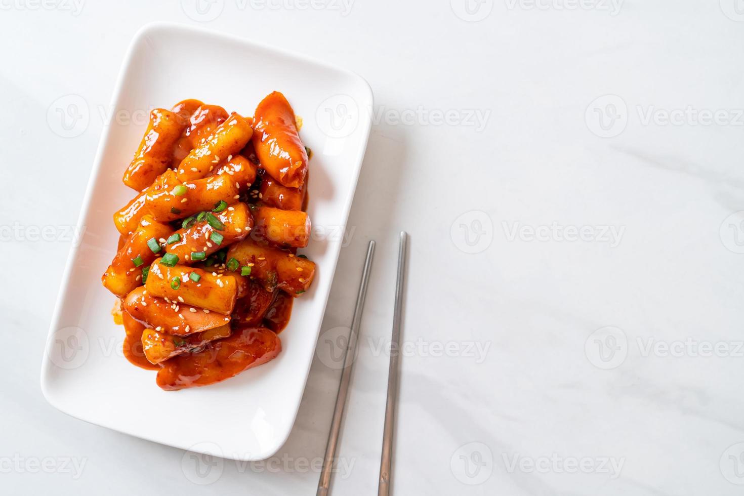 palito de pastel de arroz coreano con salchicha en salsa picante - tteokbokki foto